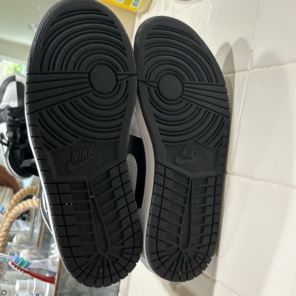 Air Jordans womens sz 9. Worn once inside the house. Didnt mean to order. - Picture 4 of 5